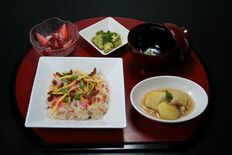ちらし寿司と野菜の煮物と吸い物、フルーツのデザートのセット