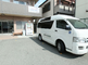 介護施設の外観と駐車場