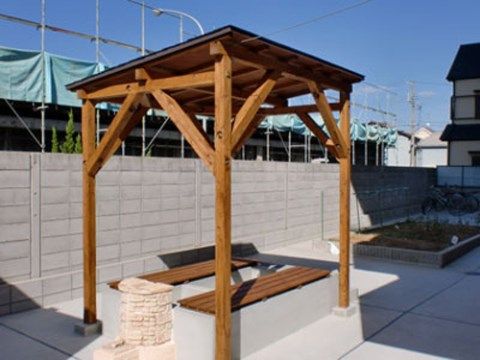 屋外に設置されている、屋根付きで座って利用できる足湯