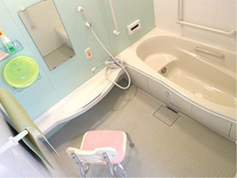 シャワー前に介護用の椅子が置かれている一人用の浴室