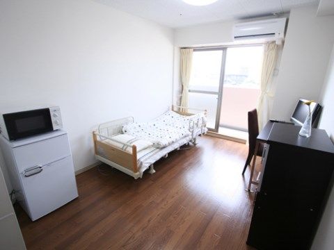 「リボーン尼崎弐番館」の居室。18㎡の空間を用意しており、入居者様の過ごしやすい広さに整えている。