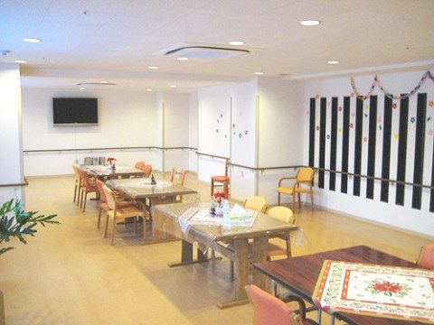 「リボーン尼崎弐番館」の食堂・多目的ルーム。お食事場所だけでなく、レクリエーションホールとして使用する。