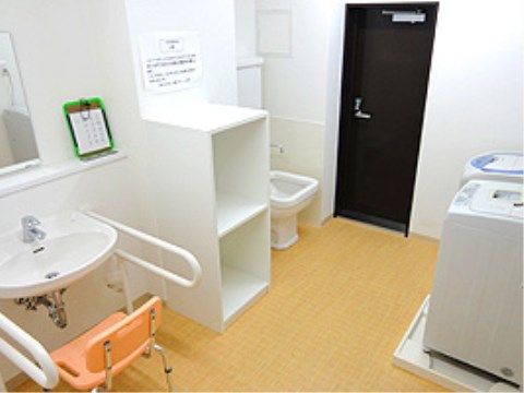 「リボーン尼崎弐番館」の脱衣所。浴室前には、衣類を収納したり、洗濯機を利用できたり、洗面台も設置されている。