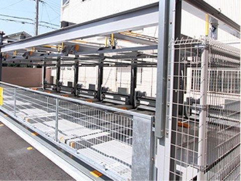 「リボーン尼崎弐番館」の屋外立体駐車場。車を収容できる、駐車場スペースを完備している。