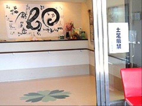 「リボーン尼崎弐番館」のエントランス。二色のクローバーが床に模様として入っている。