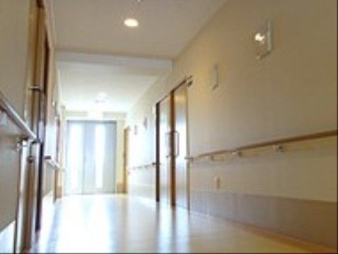 「リボーン尼崎弐番館」の廊下。左右に介助手すりを設け、フラットな床に仕上がっている。