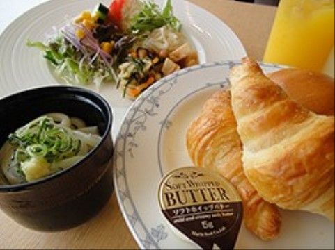 「リボーン尼崎弐番館」のお食事。軽く食べてもらえるメニューを用意している。