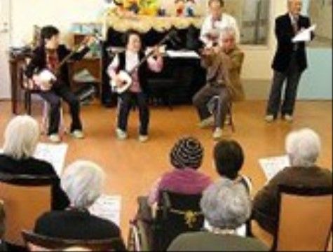 「リボーン尼崎弐番館」のイベント。入居者様の自慢の演奏を行うイベントもやっている。