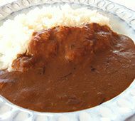 皿に盛り付けられたカレーライス