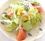 レタスとトマトときゅうりとコーンのサラダ
