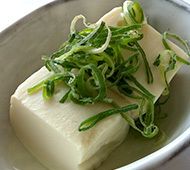 ネギをトッピングした豆腐