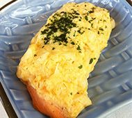 たまごやパセリをトッピングしたパン