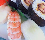 海老やイカの握り寿司と太巻き寿司