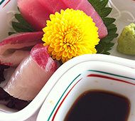 菊の花を添えた刺身の盛り合わせ
