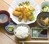 ミックスフライと煮物、ごはんと味噌汁のセット