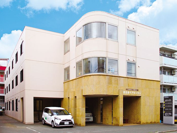 明るい外観の建物エントランス