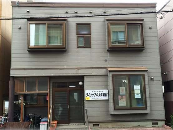 最寄り駅から徒歩５分という、アクセスに便利な場所にあるため、ご家族様も気軽に入居者様に会いに来ていただける。