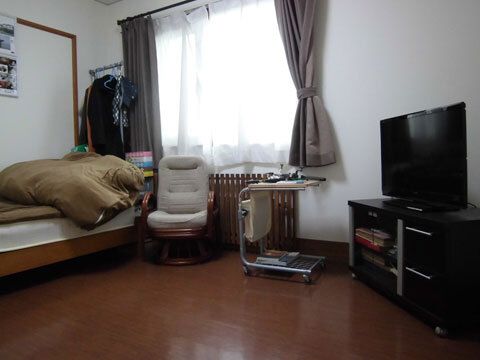 大きな窓が付いたフローリングの部屋には、寝具付きのベッド屋テレビ、椅子があり、日当たりも良好。