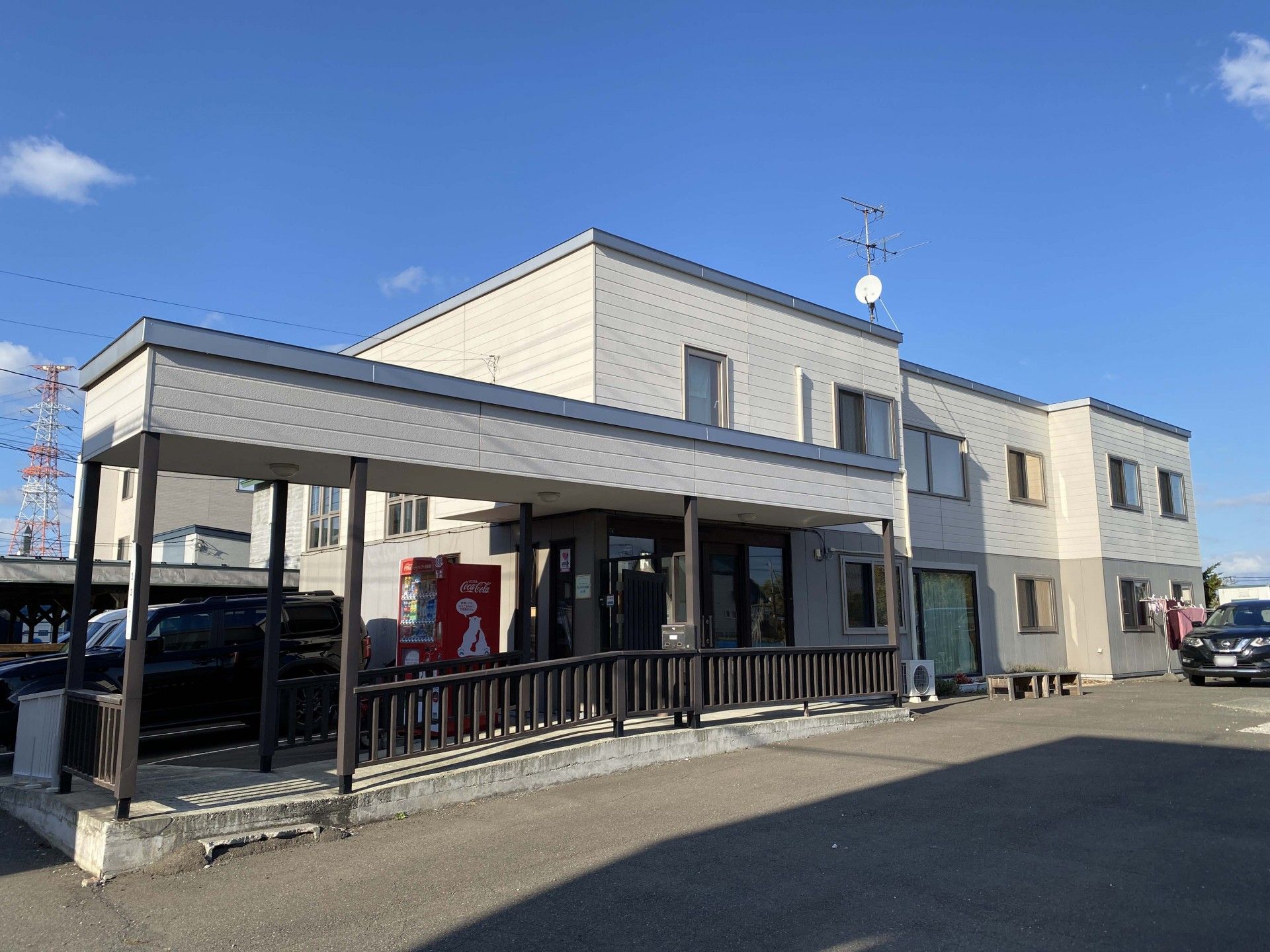 明るい外観の建物入口