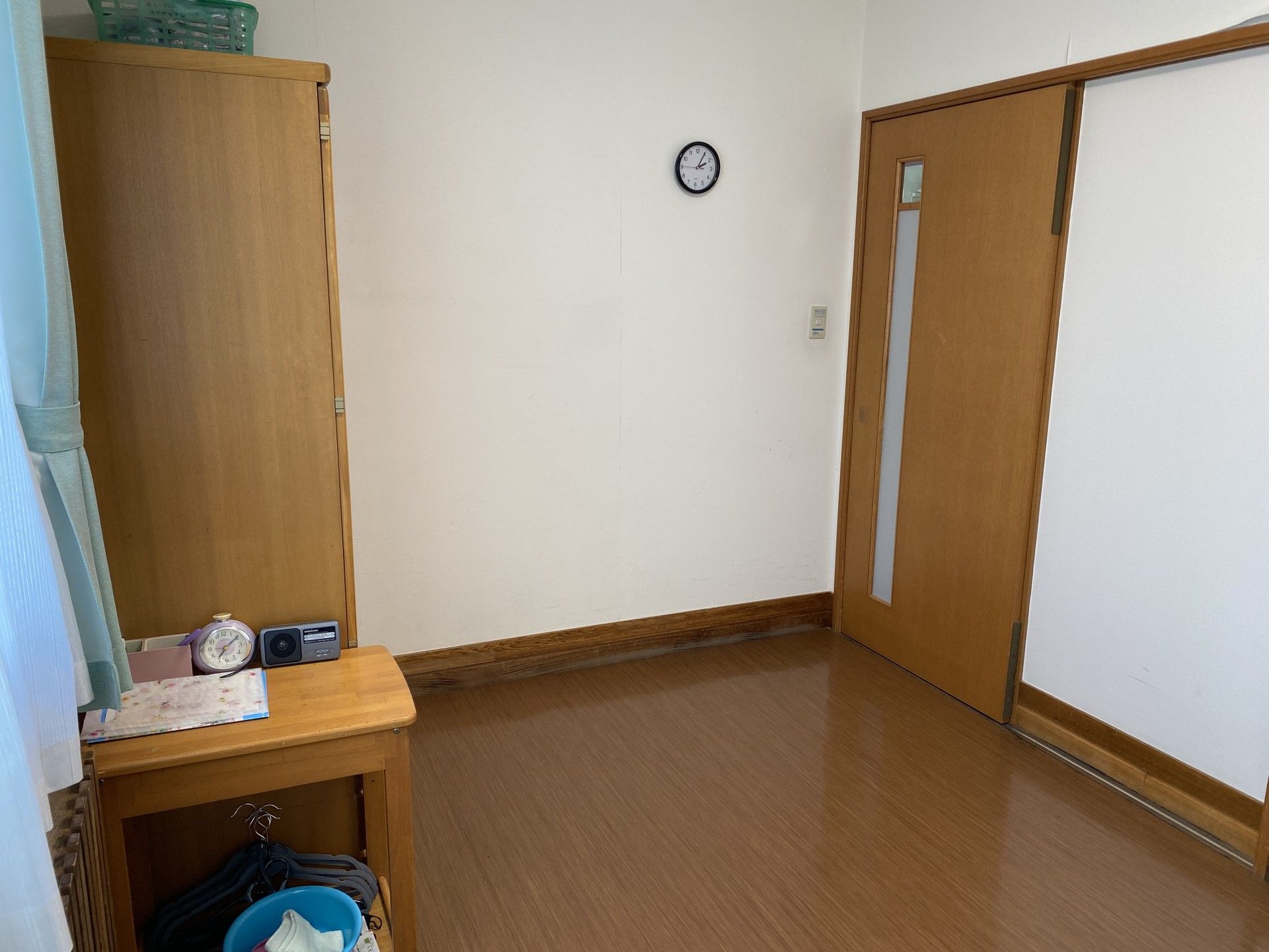 居室の一角と時計