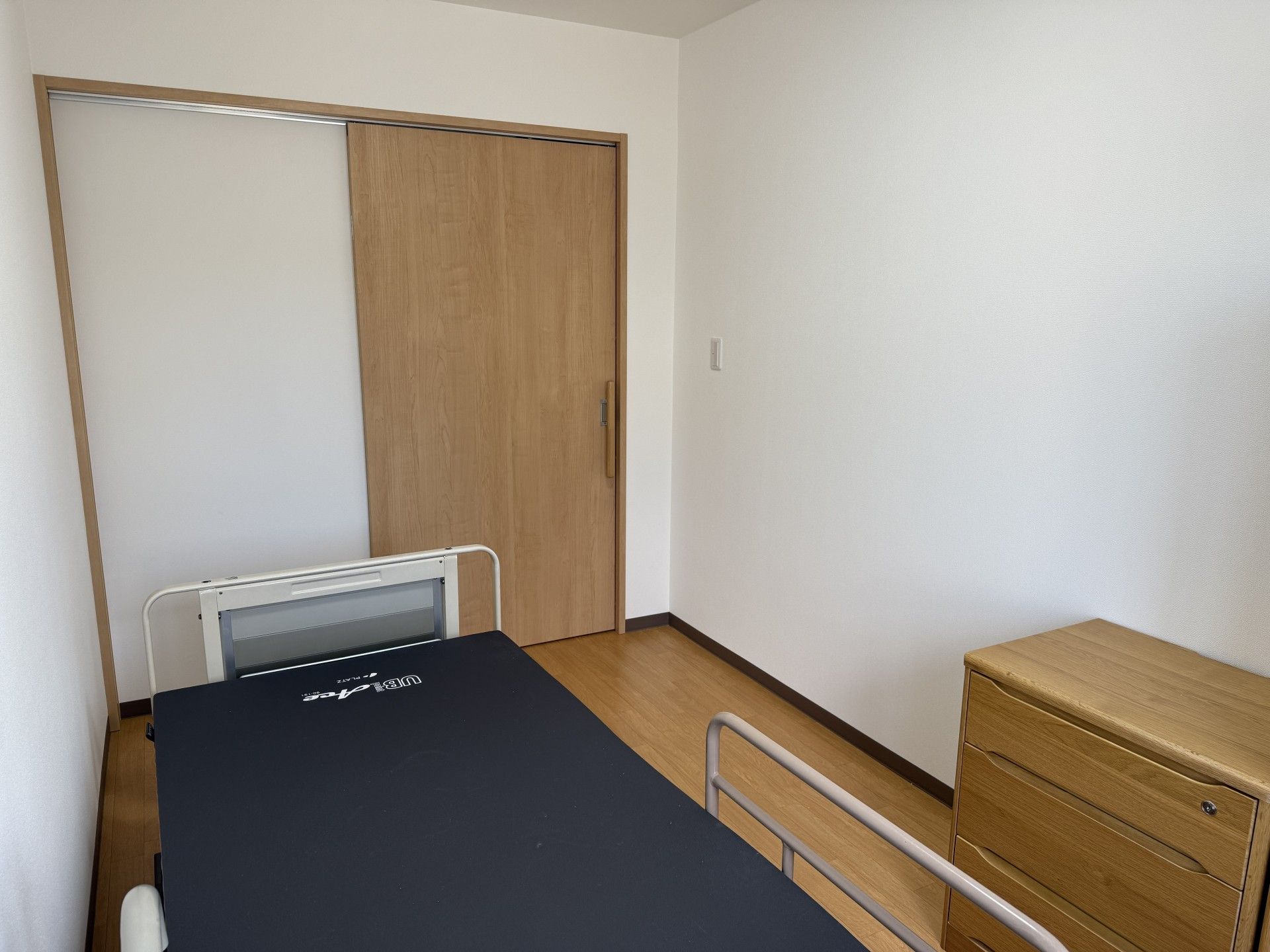 シンプルな個室の一角