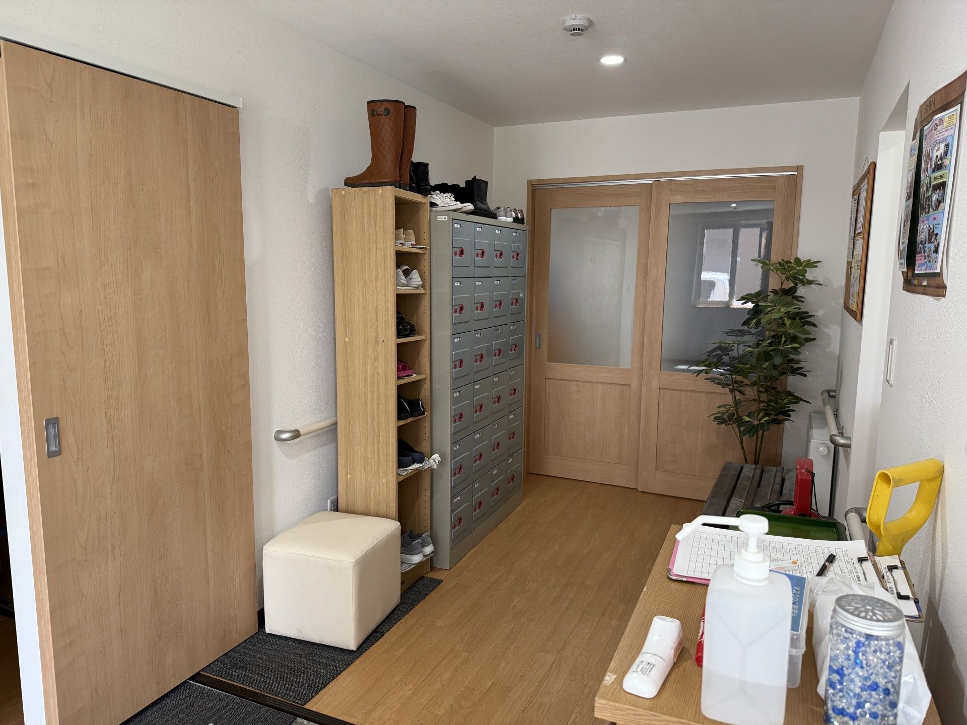 靴箱と出入口の廊下