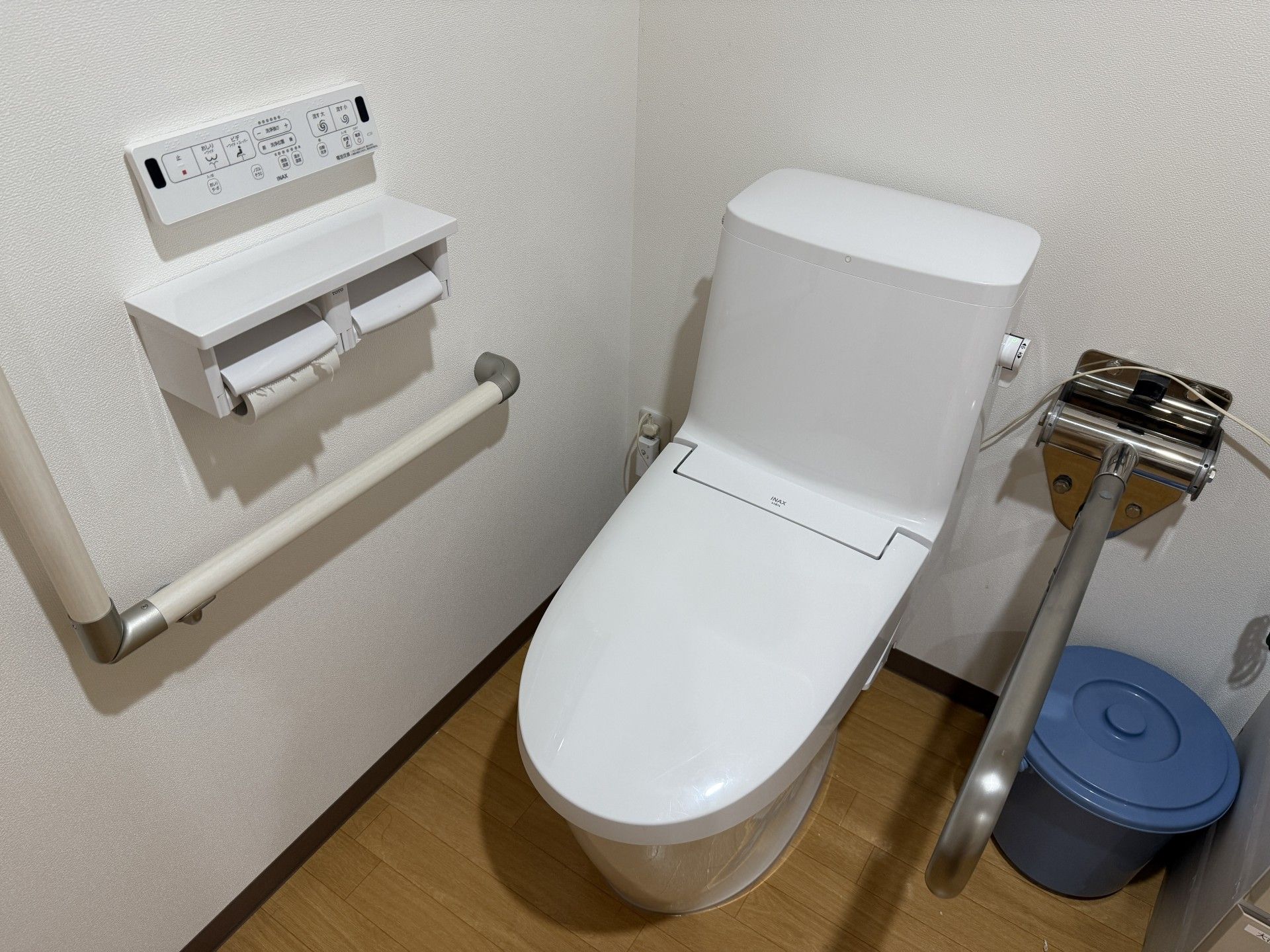 手すり付きのトイレ