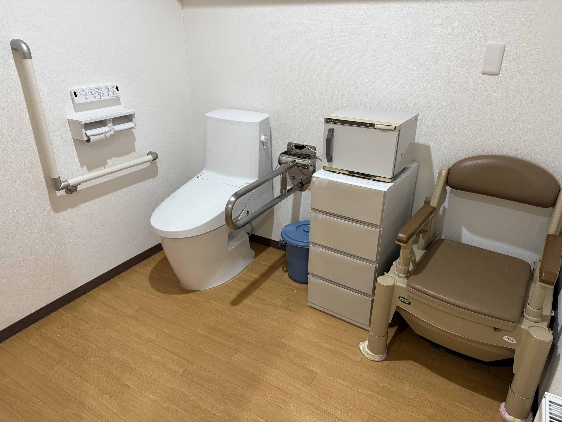 手すり付きのトイレ