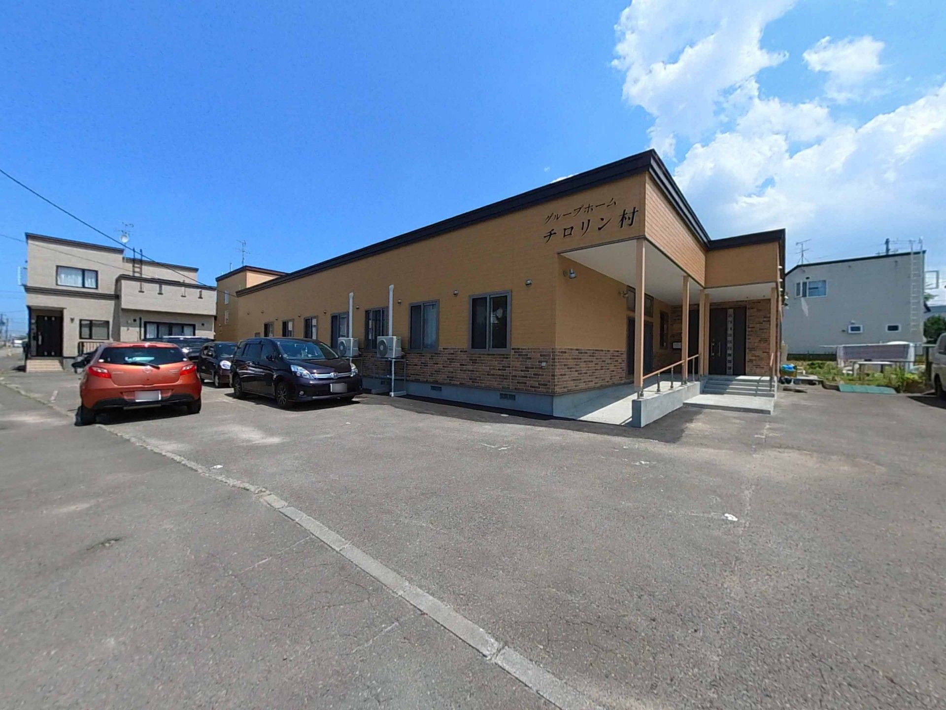 駐車場のある建物外観