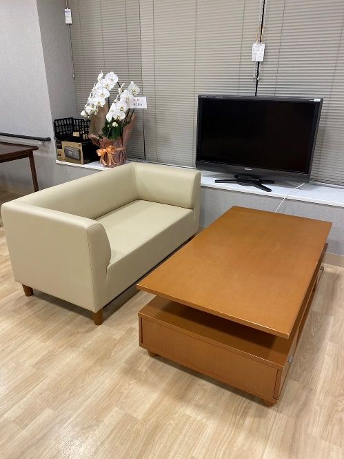 複数のソファが置かれた共有スペースにはテレビもあり、季節の花が飾られている。窓も大きく、日当たり良好。