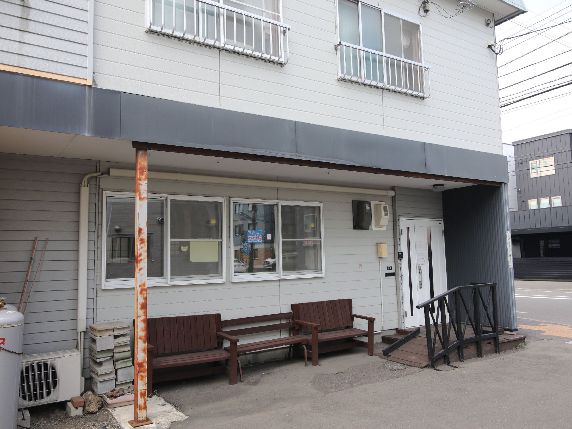 白い２階建ての建物の外観