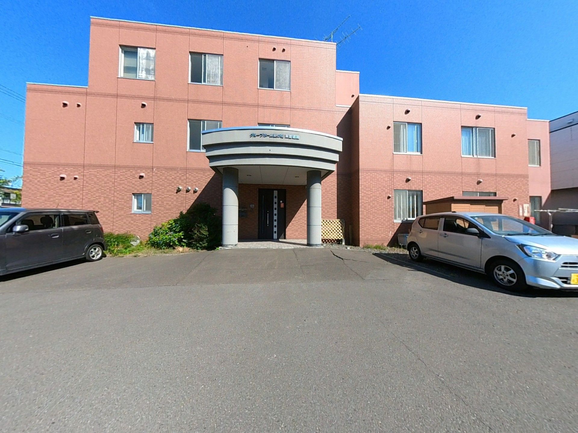エントランス前の駐車場