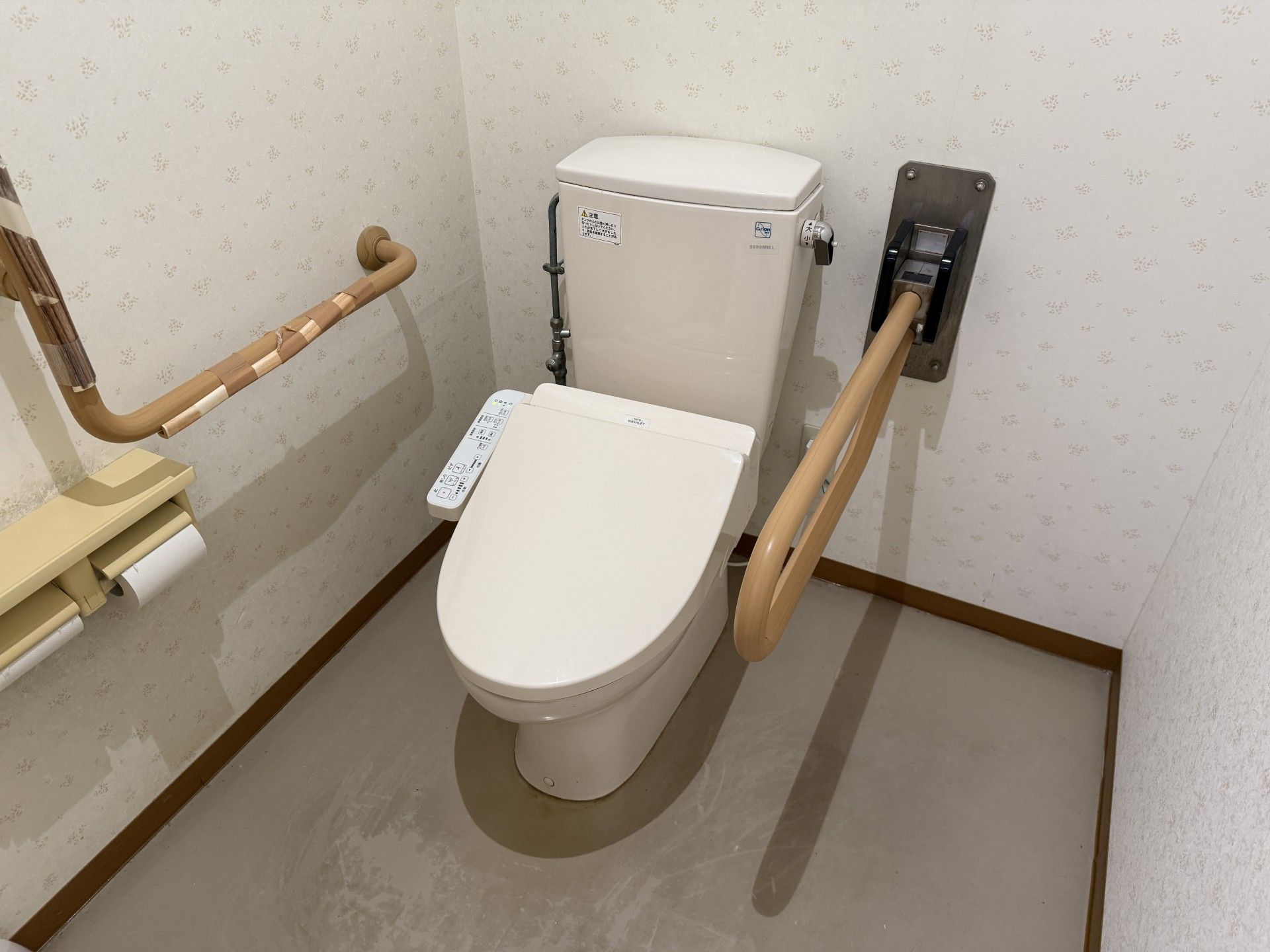 手すり付きのトイレ