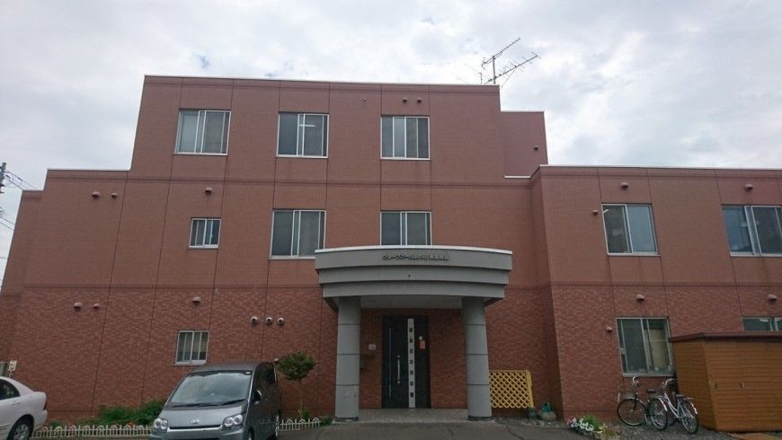暖かみのある建物の外観