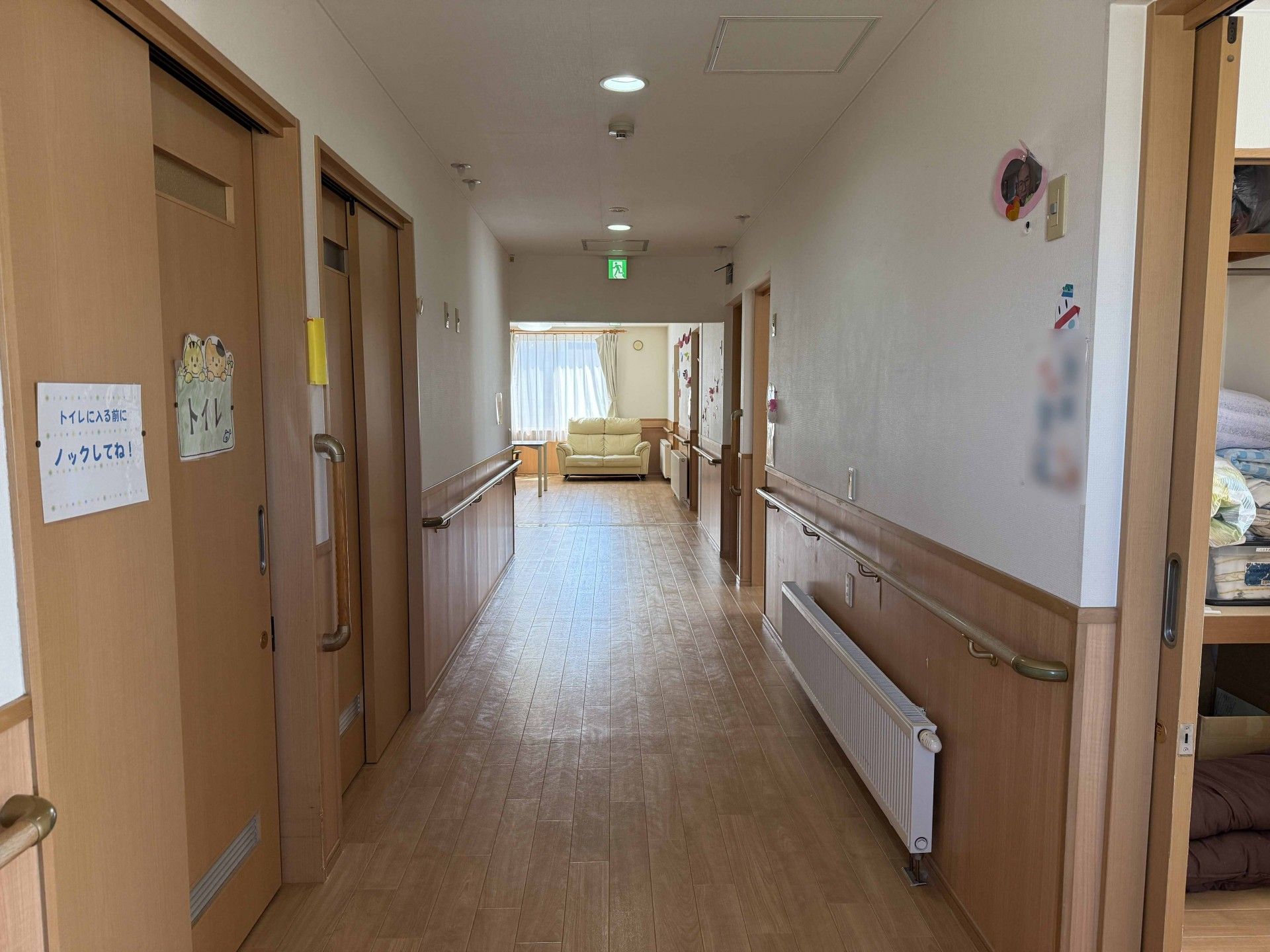 明るい廊下とソファ