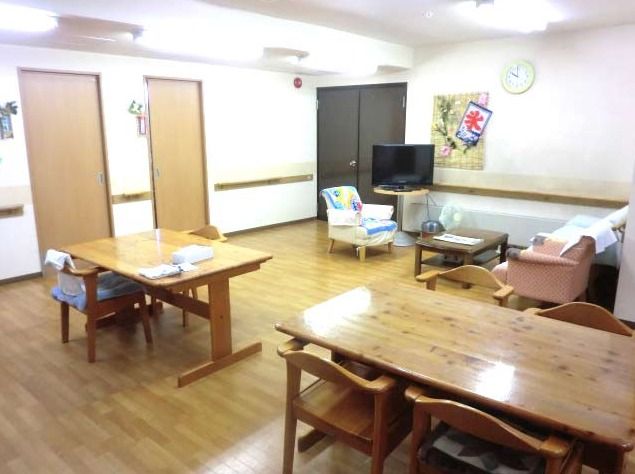 大きなテーブルやソファ、テレビなどが置かれている部屋
