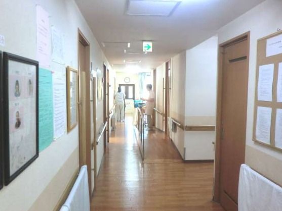 ドアの両側と壁にはすべて手すりが付き、掴まることで館内を安全に移動することができる。ドアも引き戸で、あまり力を入れることなく開けやすい。