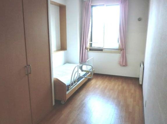 床はフローリングで介護用のベッドが置かれている部屋