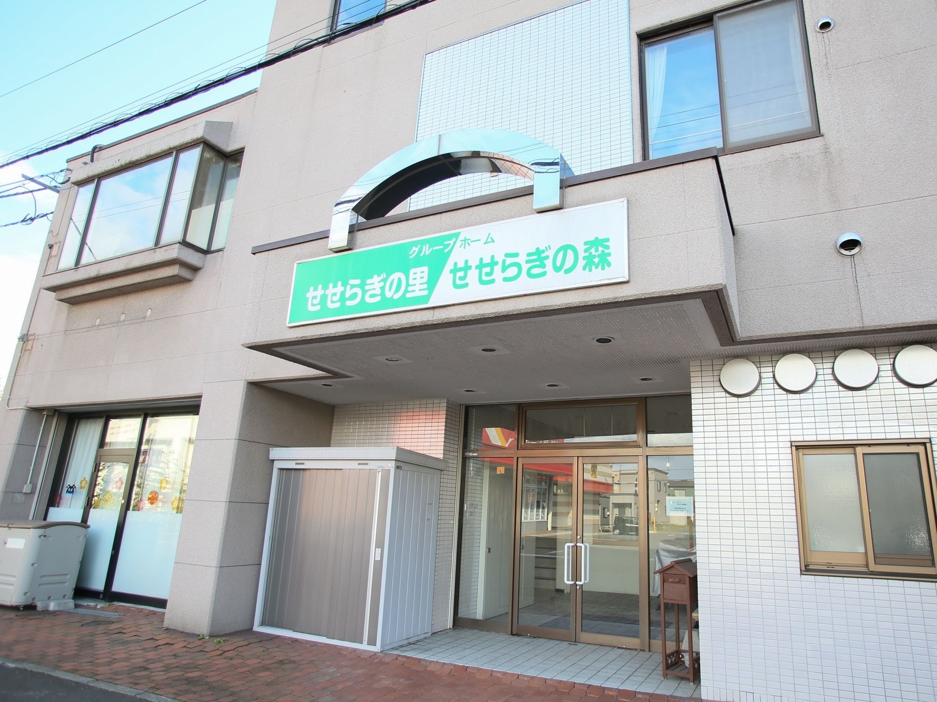 建物の中央部分に施設への入口があり、両側開閉式の扉が取りつけられている。入口の上部は天井で覆われており、施設の名称が掲げられている。