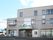 ３階建ての施設である。周囲には高い建物がなく、開放的でのどかな環境ながら、飲食店など商業施設が点在している。