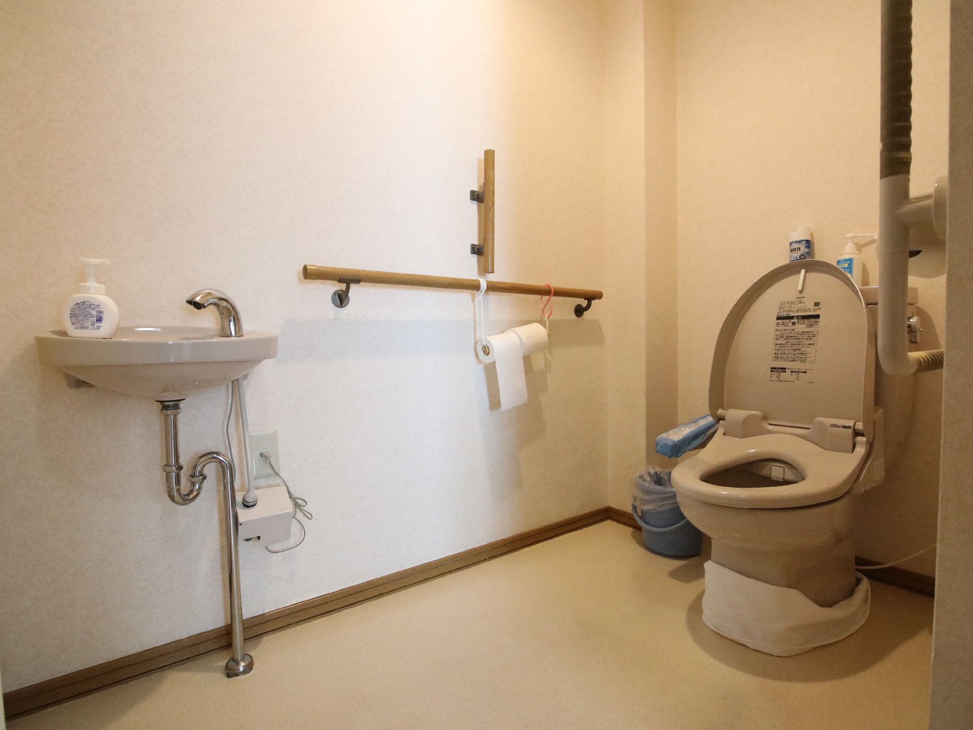 洗面台を備えた広め設計のトイレ