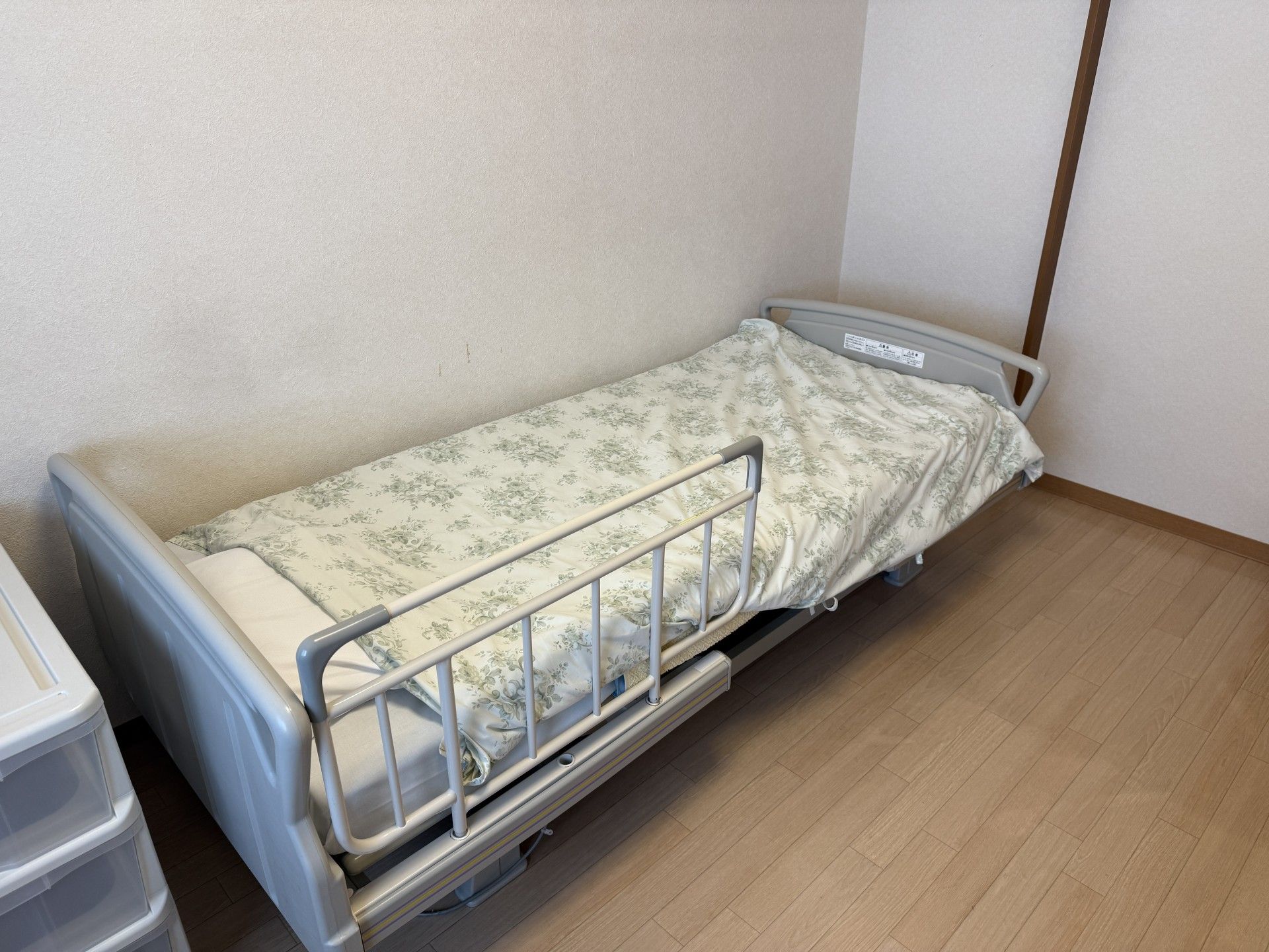シンプルなベッドの部屋