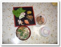 かまぼこや煮物など彩りよく盛り付けられた和食