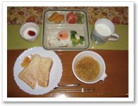 目玉焼きやサラダにパンとスープがセットになった洋食