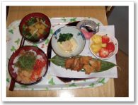 彩りよく盛り付けられた、ご飯と味噌汁がセットになった和食