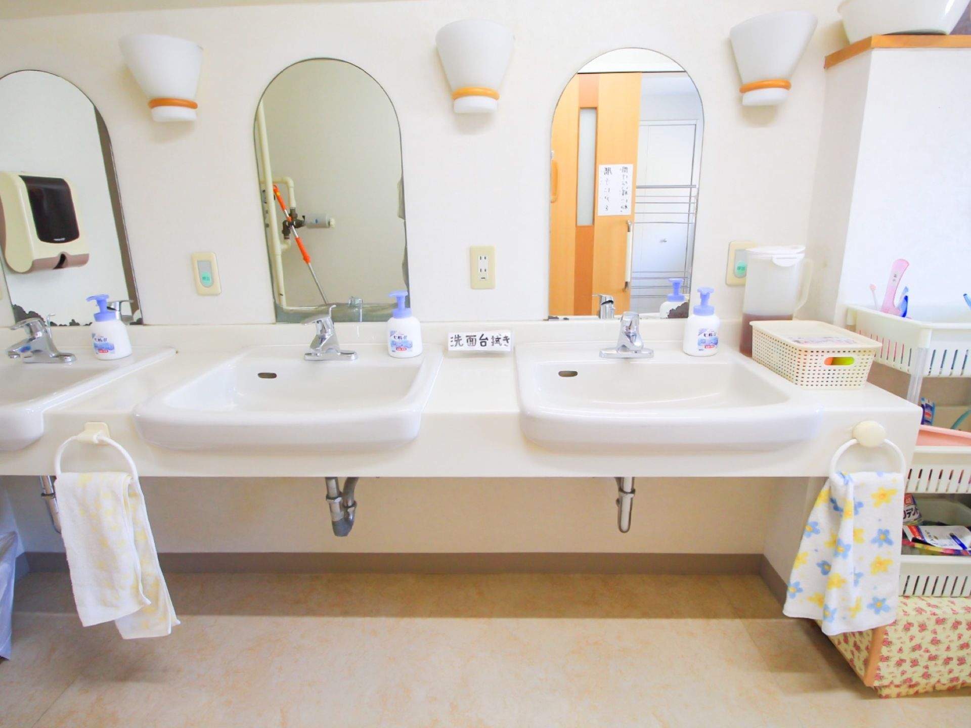 ハンドソープが用意されている共用の洗面スペース。手前の壁には、鏡やナースコール、コンセントや照明が設置されている。