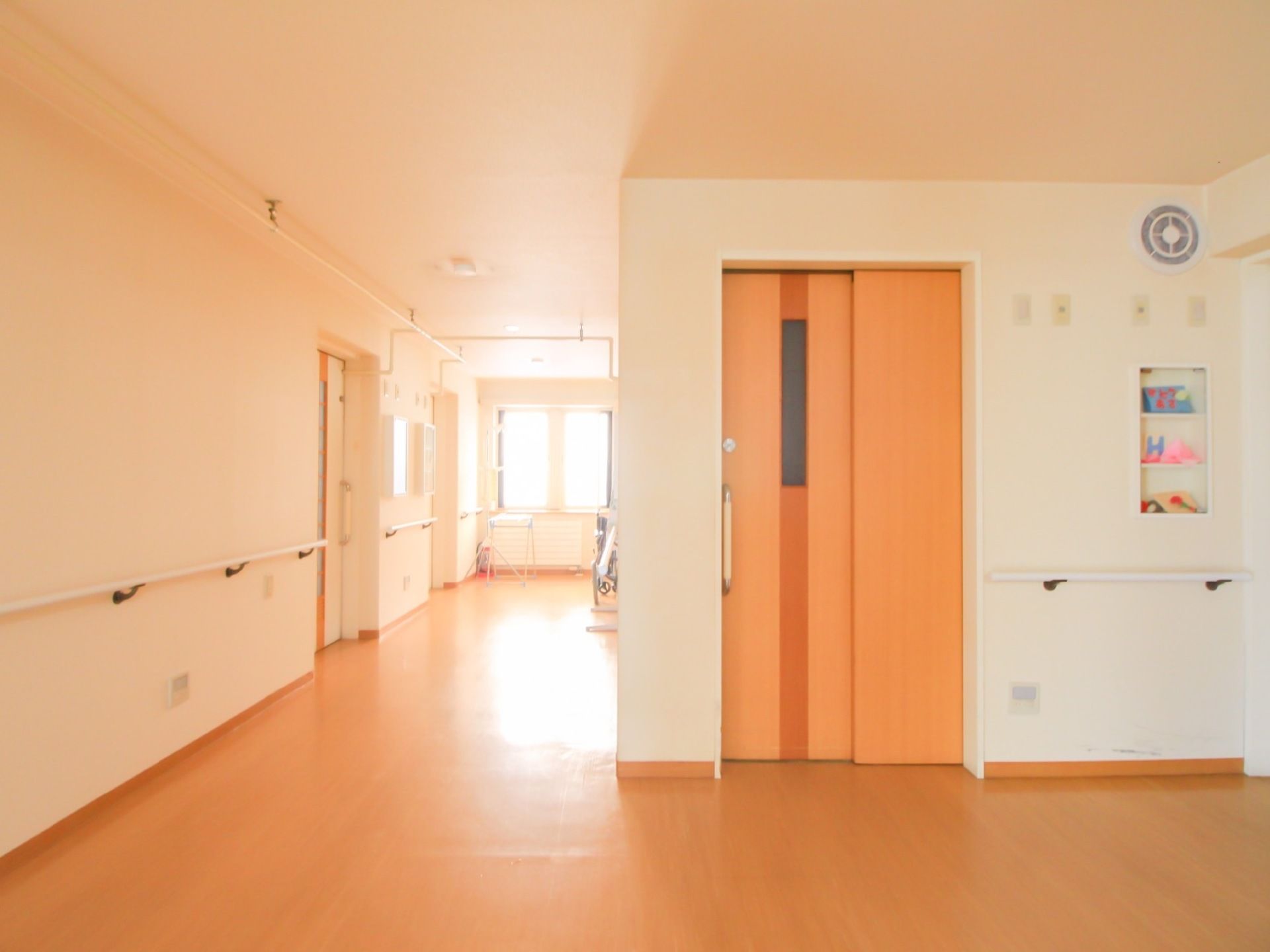 見晴らしの良い広々とした廊下である。突き当りには窓が設置されており、下には暖房が付けられている