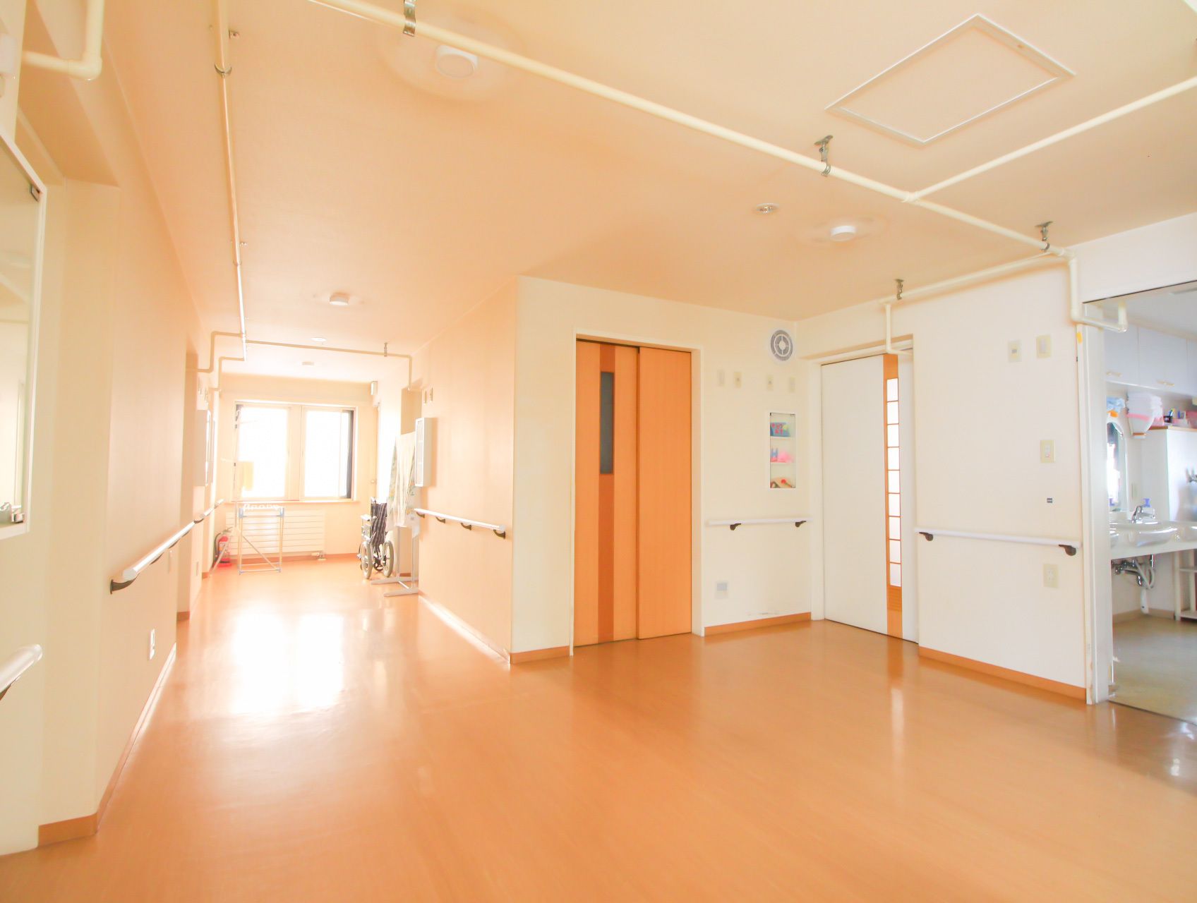 フローリングの床で、広くなっているエレベーター前のスペース