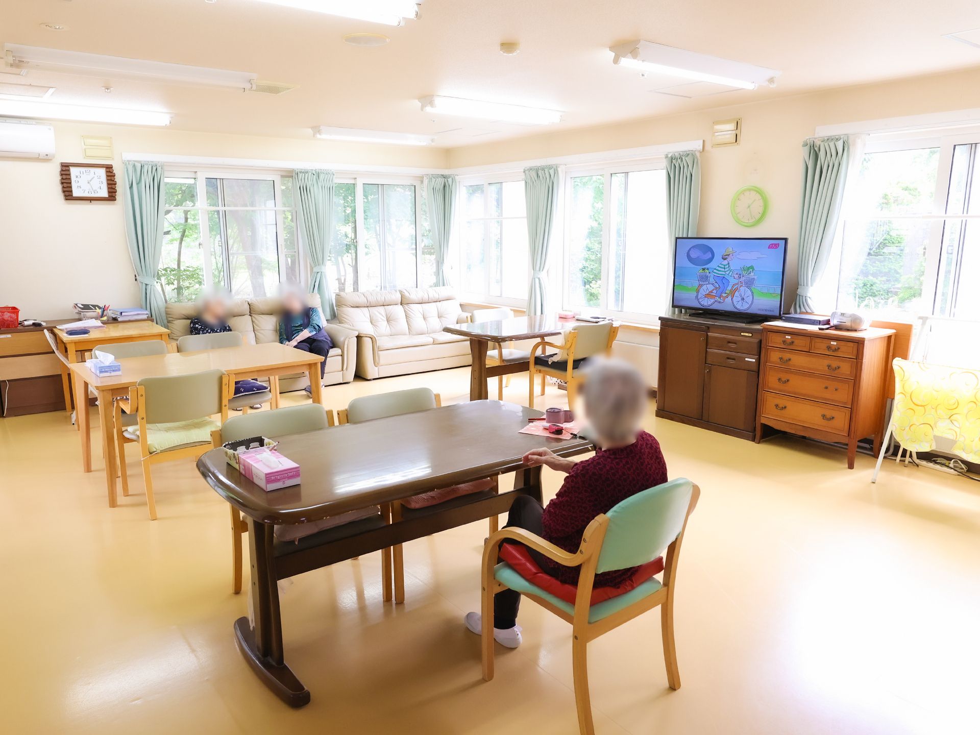 テレビや椅子とテーブルが設置されている