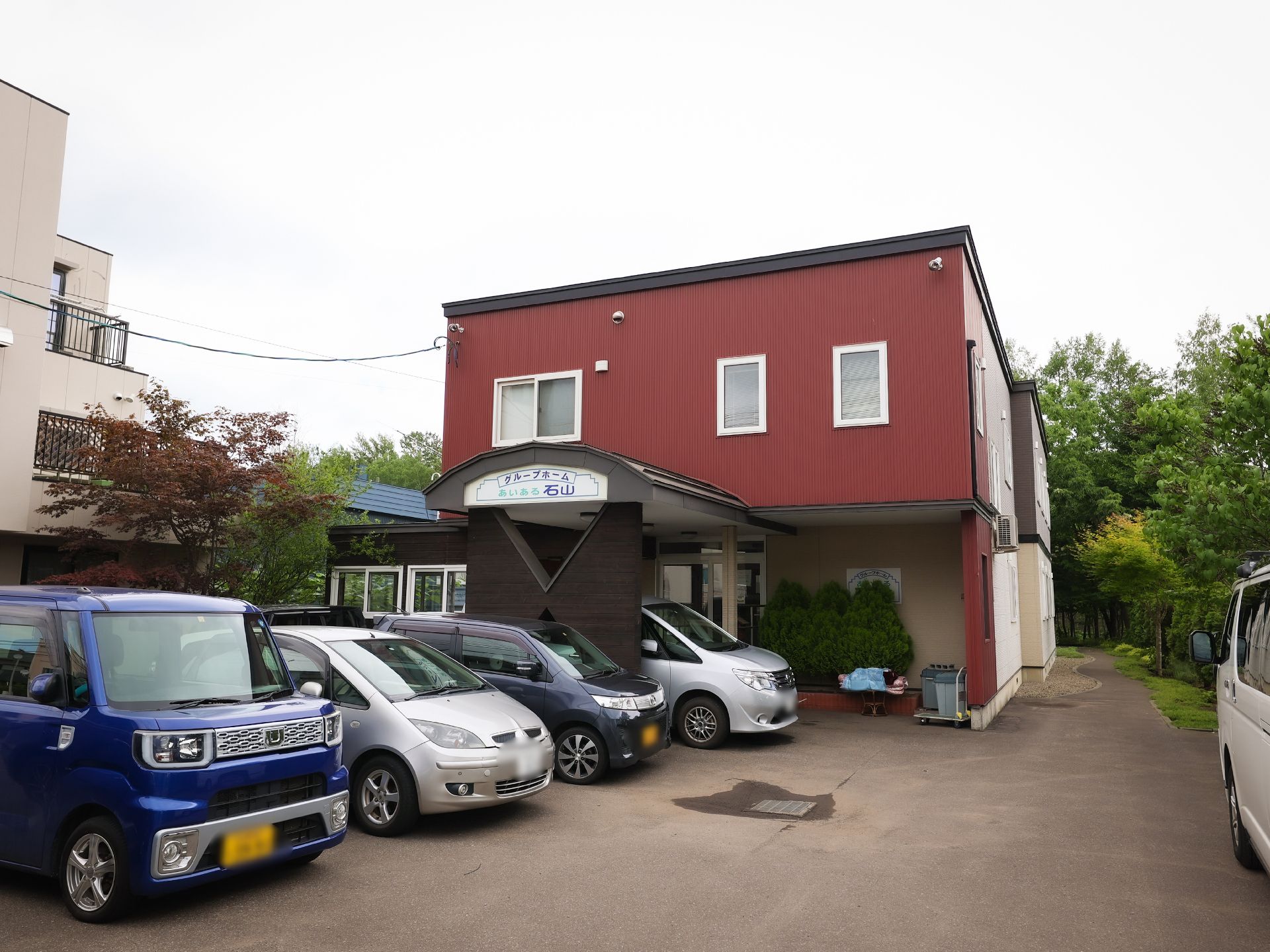駐車場も設置してある介護施設の外観
